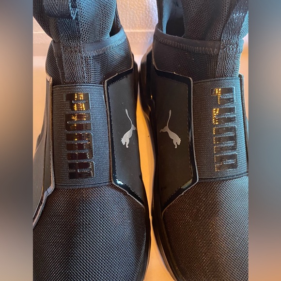 (ALMOST NEW) Puma Sneakers Light Weight - Picture 5 of 8